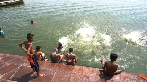 Pilgrims take bath in River Ganges 스톡 동영상 103422001