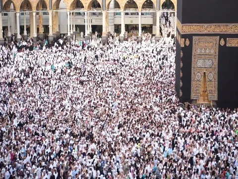 Pilgrims of umrah Stock Footage 110086246