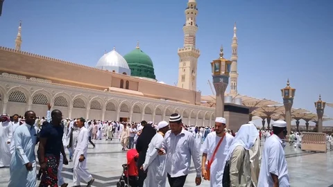 Pilgrims umrah at Prophet mosque Stock Footage 119669410