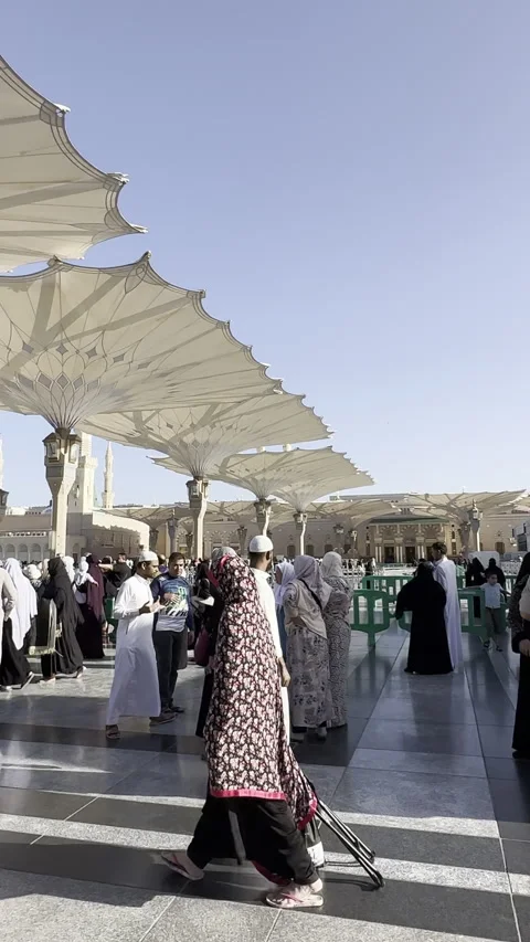 Pilgrims Under Shade - Crowds at the Prophet's Mosque Courtyard, Medina Vídeo Stock 322510971
