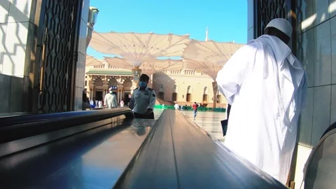 Pilgrims Visiting Mosque in Madinah 스톡 동영상 210806672