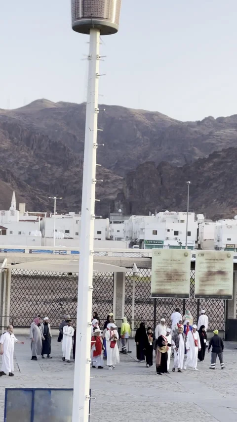 Pilgrims Visiting Mount Uhud and Martyrs Cemetery Vídeo Stock 329069645