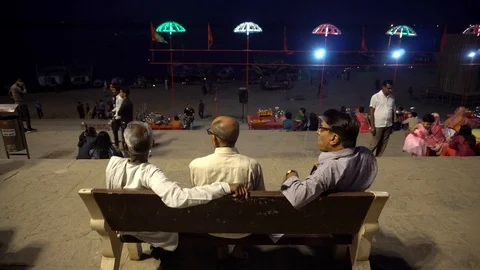 Pilgrims wait for Ganga aarti at Assi ghat Vídeos de archivo 103419062