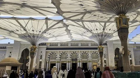 Pilgrims walk to the main mosque of the Prophet Muhammad Al-Masjid an-Nabawi Stock Photos