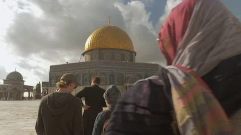 Pilgrims Walking to Dome of the Rock Video stock 82595152