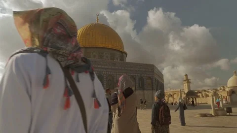Pilgrims Walking to Dome of the Rock Video stock 82595170