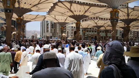 Pilgrims walking to the mosque Video stock 119669433