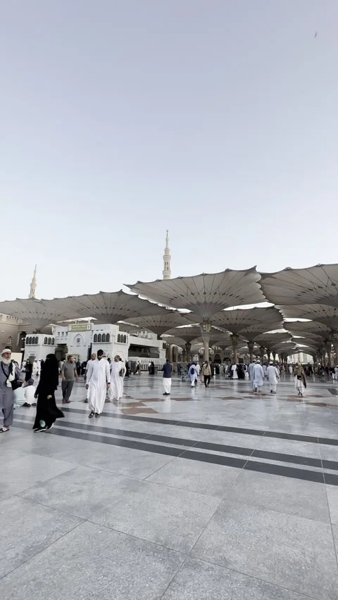 Pilgrims Walking Past Gate of Prophet's Mosque in Medina Vídeo Stock 322196302