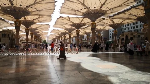 Pilgrims walking to the Prophet Mosque Stock Footage 119669490