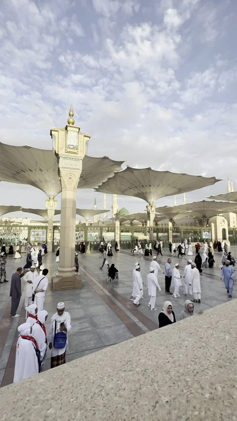 Pilgrims Walking Under Retractable Umbrellas at Al-Masjid an-Nabawi Vídeo Stock 322516585