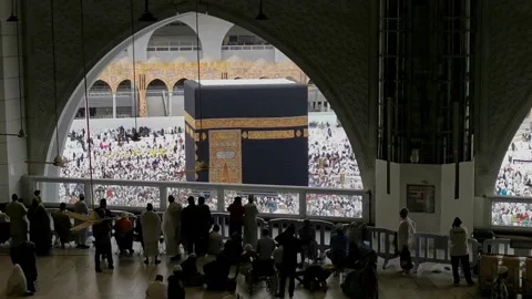Pilgrims watching the Kaaba inside Masjid Al Haram Mosque in Makkah, Видео 274459639