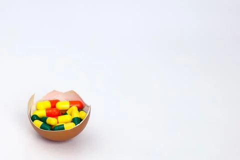Pill capsule inside cracked egg shell. concept idea health Foto stock