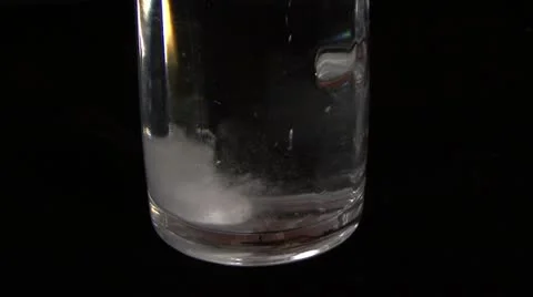 Pill  dissolves in water Video stock 10825725