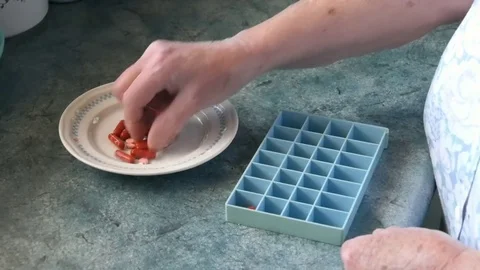 Pill organiser/dispenser Vidéo 71637969