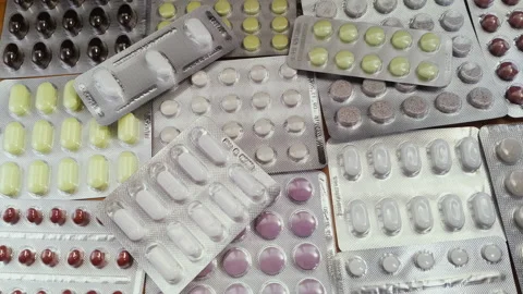 Pill packaging falls into pills 库存影片 150816342