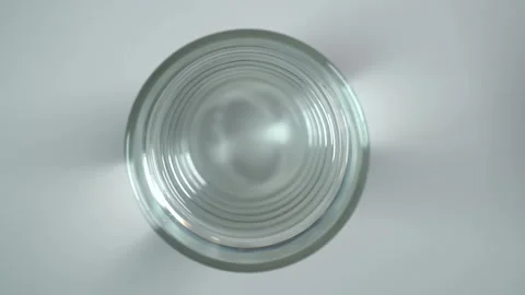 A pill is thrown into a glass Vidéo 119279223