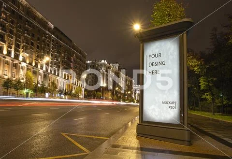 Pillar, lightbox on the night street. Mockup PSD Plantilla PSD