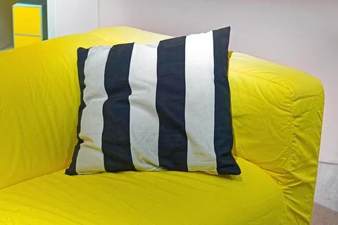 Pillow at green sofa Foto stock