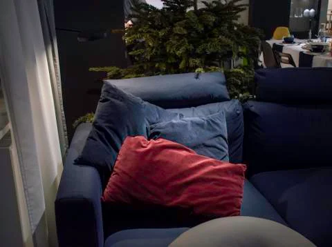 Pillows on the sofa under the Christmas tree. Waiting for gala dinner 스톡 사진