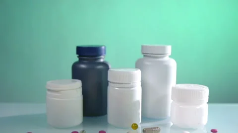 Pills and cans on table with camera moving Vidéo 65939799
