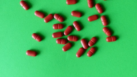 Pills and capsules falling on a chroma key greenscreen background. 스톡 동영상 110120892