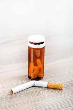Pills and Cigarette on the Table Foto stock
