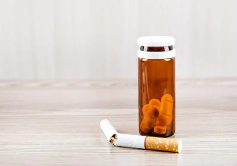 Pills and Cigarette on the Table Foto stock