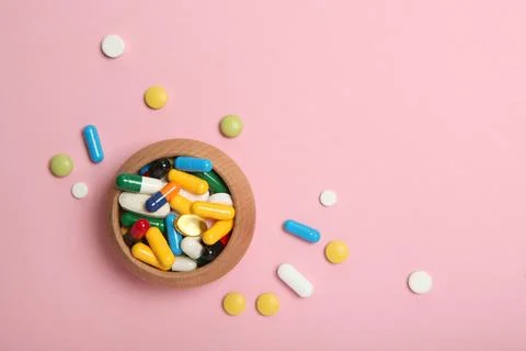 Pills on a colored background top view. Medicine, treatment, illness. Stock-Fotos