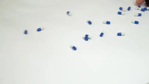 Pills falling in white background Vidéo 144833824