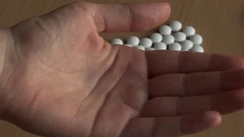 Pills in hand. Vídeo Stock 75211268