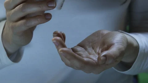 Pills on hand, taking pills Vidéo 112125765
