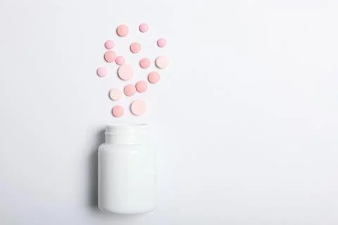 Pills on a light background top view. Medicine, treatment, illness. Stockfoto's
