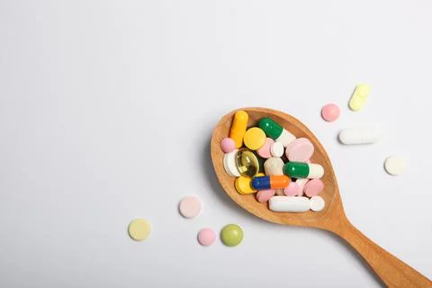 Pills on a light background top view. Medicine, treatment, illness. Stockfoto's
