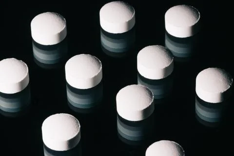 Pills on Refelctive surface organized and arranged 스톡 사진