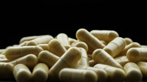 Pills rotate on black background macro low angle Vidéo 165930166
