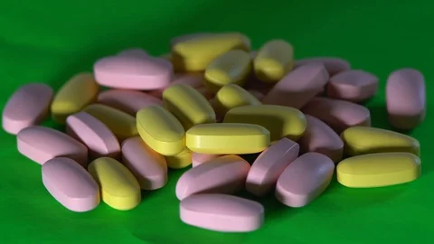Pills rotate on green background. Video stock 88362350