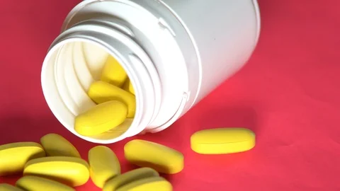 Pills rotate on pink background. Video stock 88555752