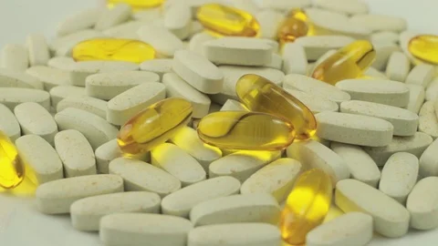 Pills rotate on white background Vídeos de archivo 70948557