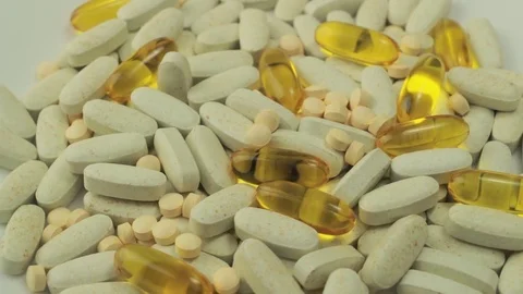 Pills rotate on white background Vídeos de archivo 70948600