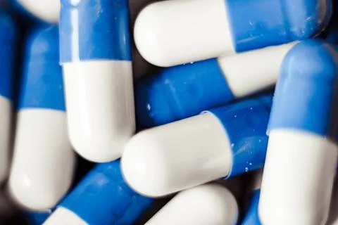Pills scattered on the table 库存照片