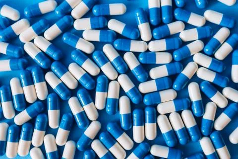 Pills scattered on the table Stock-Fotos