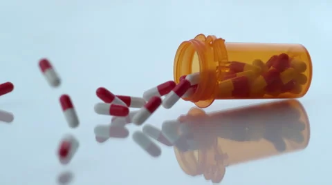 Pills spilling out of bottle in slow motion; shot on Phantom Flex 4K at 1000 fps Vídeo Stock 55662464