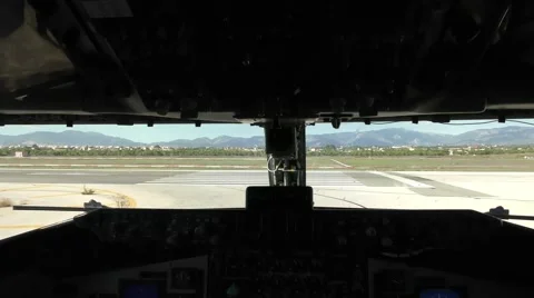 Pilot approach landing inside KC-135 Stratotanker  Vídeos de archivo 59969207