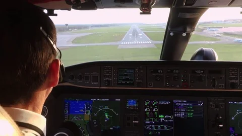 Pilot approaching the runway and landing 動画素材 80273946