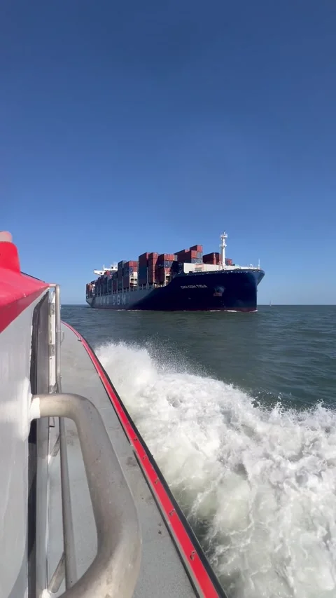 PILOT BOARDING CONTAINER VESSEL Video stock 321866630