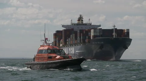 Pilot Boat and Ship exiting port phillip heads Video stock 68515785