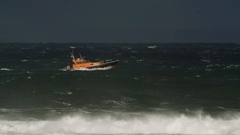 A pilot boat goes through rough seas to meet a cargo ship 스톡 동영상 129531436