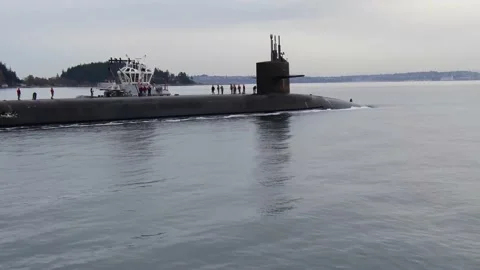 Pilot boat guiding U.S. Navy submarine USS Louisiana (SSBN 743) Vidéo 233255874