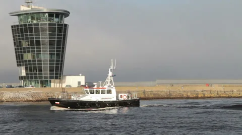 Pilot Boat returning to harbour in Aberdeen, Scotland Video stock 28001555