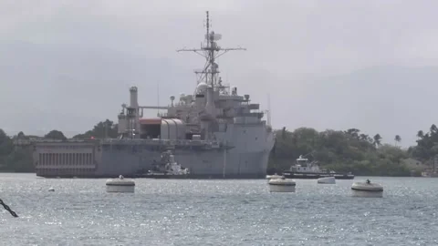 Pilot boats guide former USS Denver LPD-9 out of Pearl Harbour Vidéo 201870627